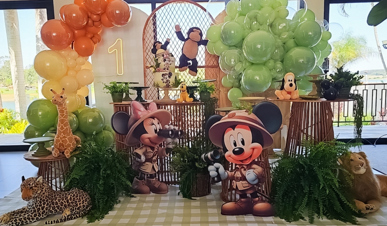 Cenário de aniversário infantil decorado com balões, flores e borboletas